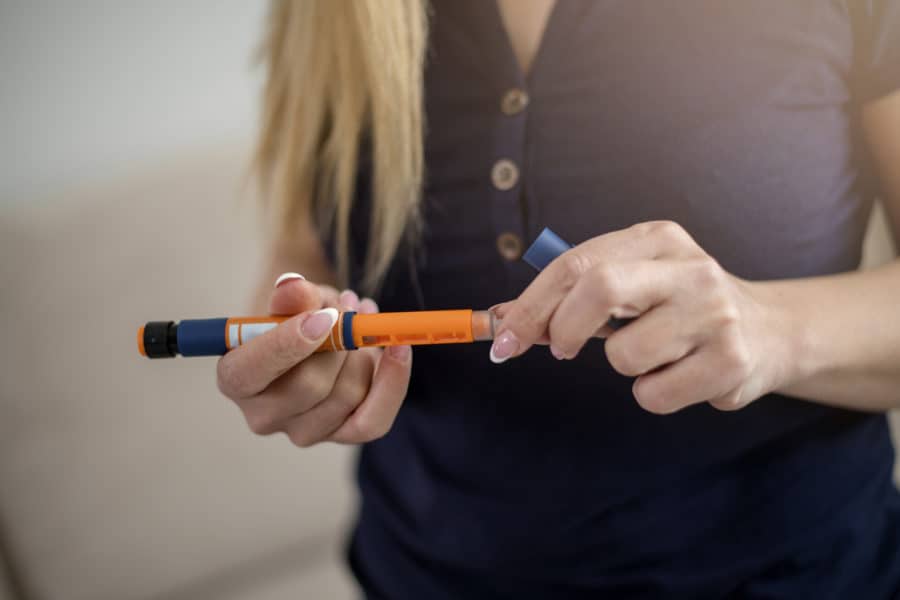 Uncapping an injection pen or EpiPen